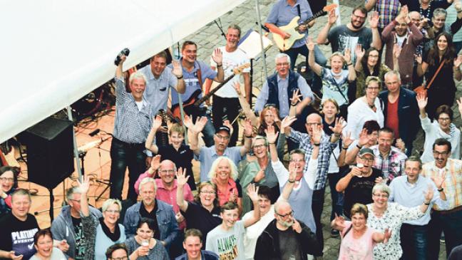 Feuchtfröhliche Party an der Mühle