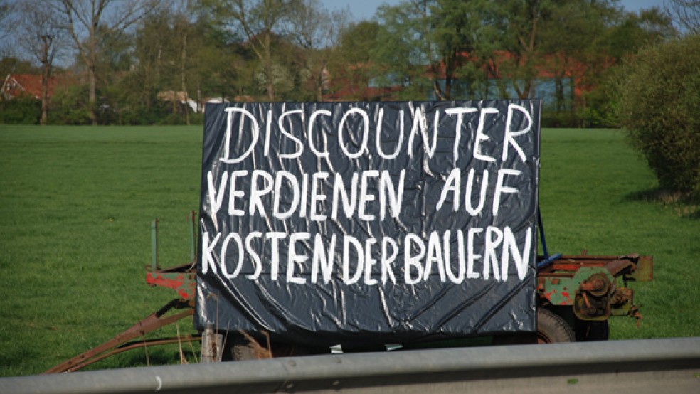 Mit einer Protestaktion haben Landwirte heute Nacht gegen die Dumping-Billigpreise für Milch bei »ALDI & Co.« beim Aldi-Zentrallager in Hesel demonstriert.  © Foto: RZ-Archiv