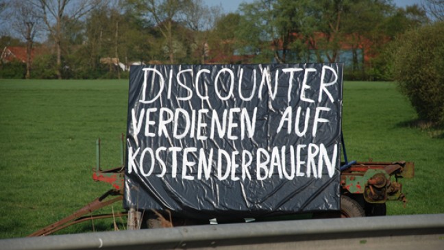 Milchbauern blockierten Aldi-Lager