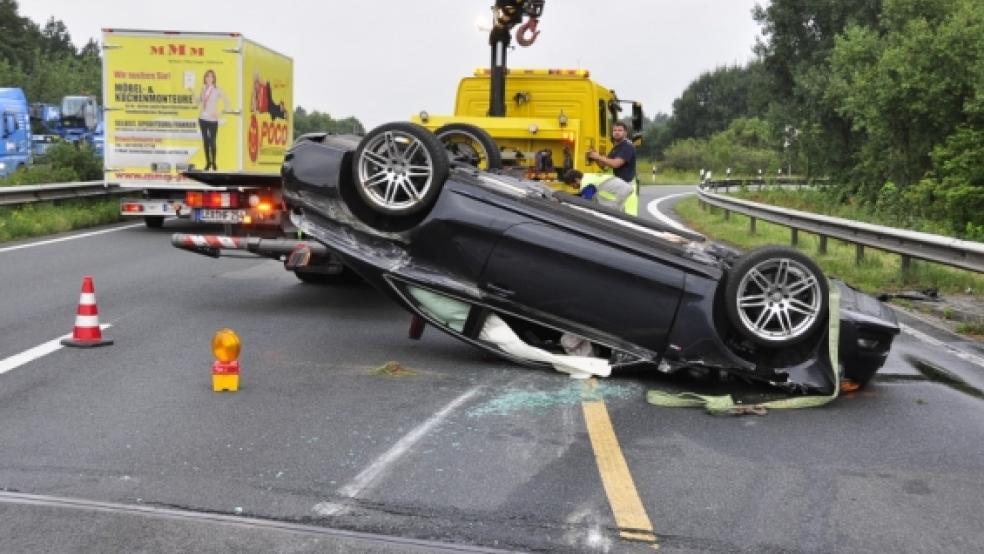 Schwer verletzt wurde heute um 5.35 Uhr ein 56-jähriger Autofahrer aus Bremen, der sich mit seinem Auto auf der A 289 überschlug. © Foto: Wolters