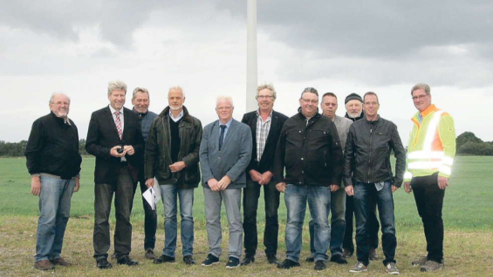 Vertreter des Rates, der Gemeinde Jemgum und des Windparks Rheiderland bei ihrem Ortstermin in Holtgaste.  © Foto: privat