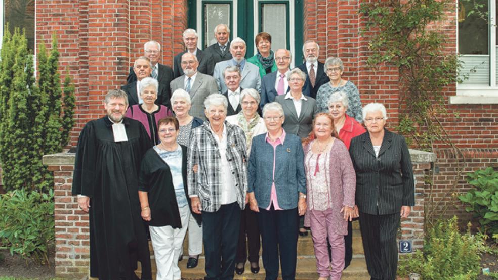 Die »Jubelkonfirmanden« zusammen mit Pastor Helmut Not (vorne links).  ©  Foto: Waltemathe
