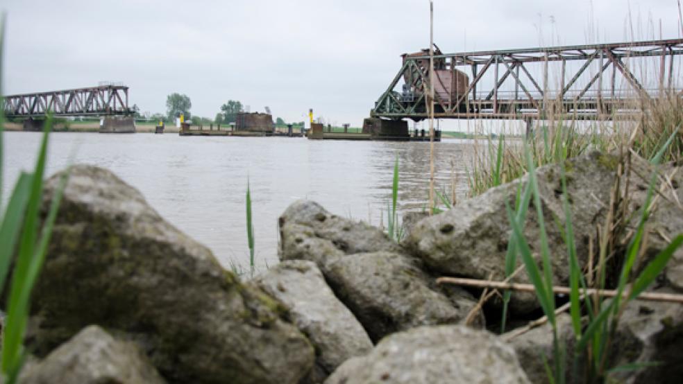 Rund zehn Monate nach der verhängnisvollen Schiffskollision an der Friesenbrücke will die Bahn die Karten auf den Tisch legen: Am 10. Oktober will sie in Berlin die Variante zum Wiederaufbau vorstellen. © Archivfoto: Hanken