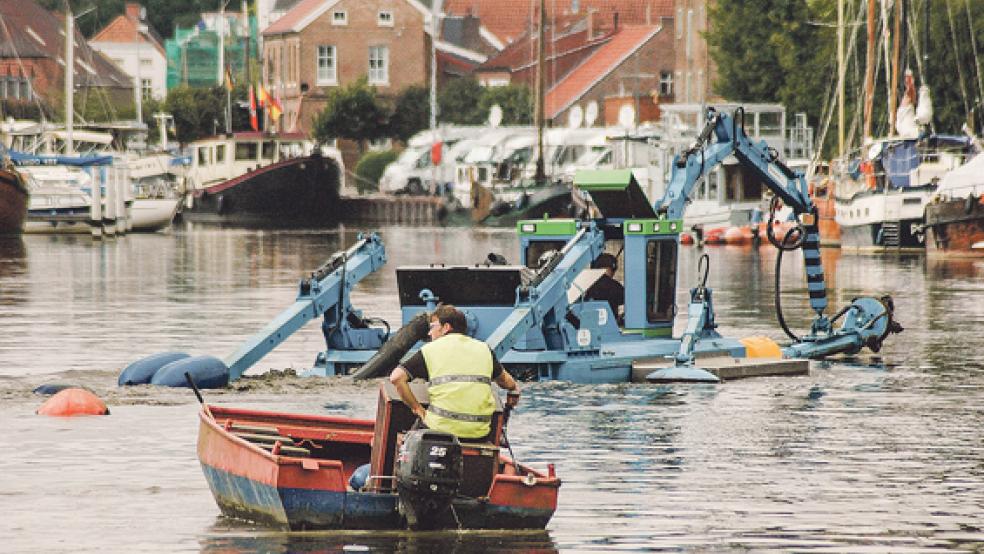 Mit einem Amphibien-Fahrzeug der Firma Berky aus dem emsländischen Haren sammelt die Stadt Weener derzeit weitere Erfahrungen bei der Entschlickung des Hafens. Am Steuer sitzt Hafenmeister Friedhelm Düring. © Foto: Szyska