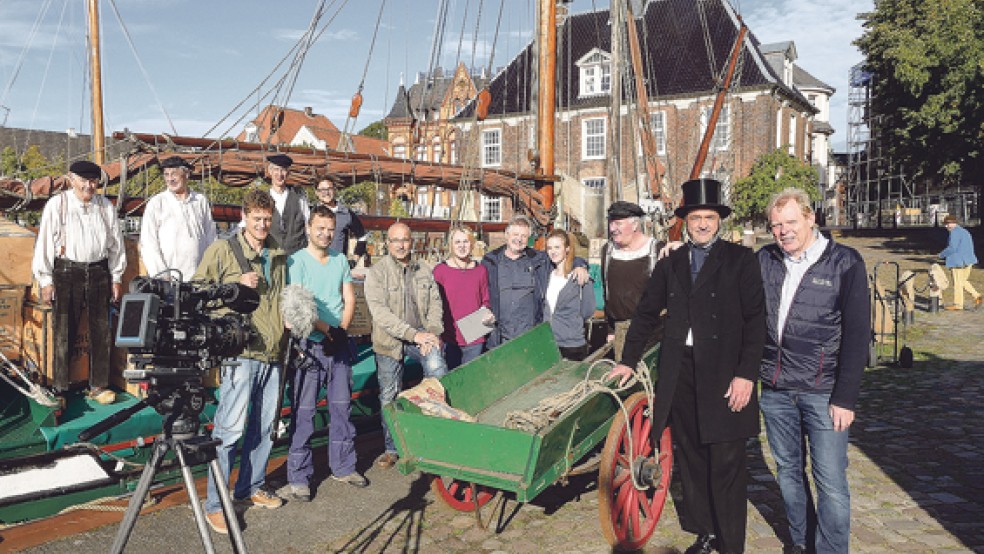 Die Filmemacher um Johann Ahrends (rechts) drehten einige Szenen für die Dokumentation am Hafen vor der »Waage« in Leer. Museumsleiter Burghardt Sonnenburg (Zweiter von rechts) stellte dabei Johann Bünting dar. © Foto: Bruins