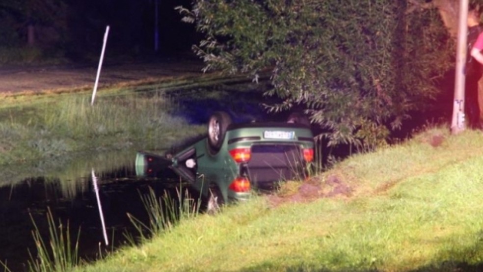 Glimpflich endete ein Unfall am Dienstagabend in Papenburg: Ein VW Golf war in einen Kanal gefahren, der Fahrer konnte sich befreien. © Polizei