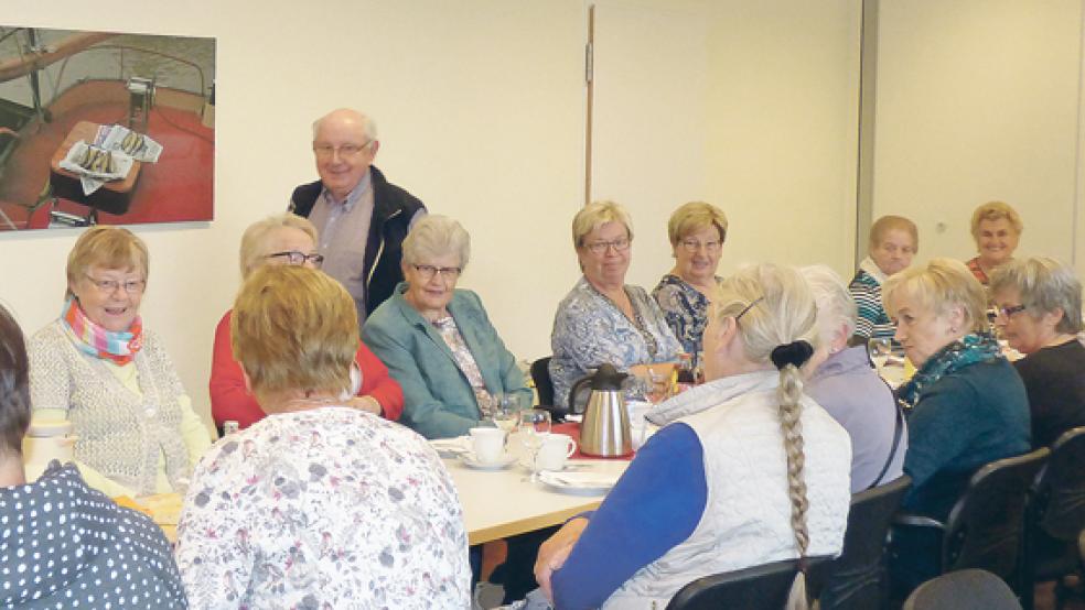 Jakobus Baumann vom Allgemeinen Krankenhausverein (stehend) begrüßte die Stapelmoorer Landfrauen im Krankenhaus Rheiderland in Weener.  © Foto: Landfrauen Stapelmoor