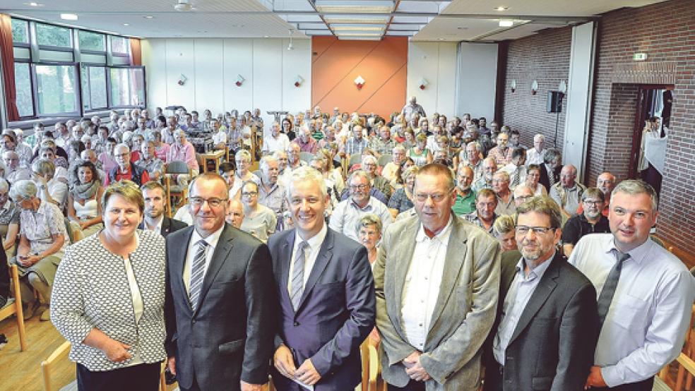 Volles Haus im Dorfgemeinschaftshaus am Mittwochabend ein Jemgum: Über die Bedeutung des Ehrenamtes sprachen (von links): Johanne Modder (SPD-Landtagsabgeordnete), Boris Pistorius (Innenminister), Matthias Groote (SPD-Landratskandidat), Helmut Plöger (SPD-Bürgermeisterkandidat), Markus Paschke (SPD-Bundestagsabgeordneter) und Sascha Laaken (SPD-Kreisvorsitzender).  © Fotos: Boelmann