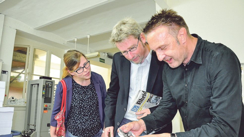 Besuch bei der Rheiderland Zeitung: (von links) Zusammen mit Hella Bruns (Wahlkampfteam) informierte sich Landratskandidat Dirk Lüerßen über das traditionsreiche Medienhaus. Chefredakteur Kai-Uwe Hanken stellte den Betrieb vor. © Fotos: Boelmann