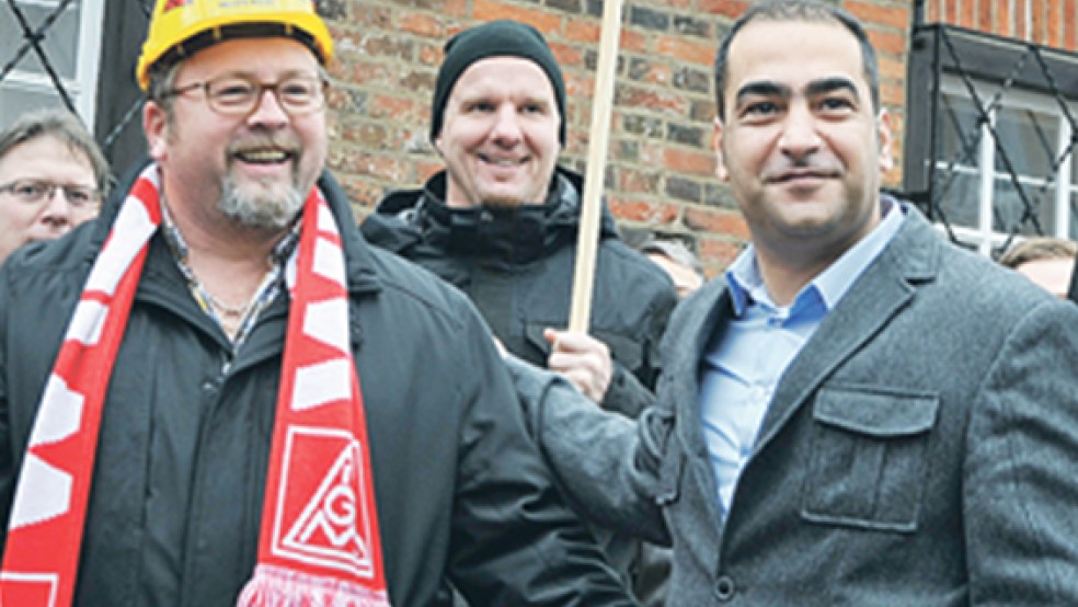 Ein Ende der »Stimmungsmache« gegen den amtierenden Betriebsrat der Meyer Werft fordert dessen neuer Vorsitzender Ludger Husmann (links). Das Foto zeigt ihn mit seinem Amtsvorgänger Ibrahim Ergin (rechts). © Archivfoto: Schade