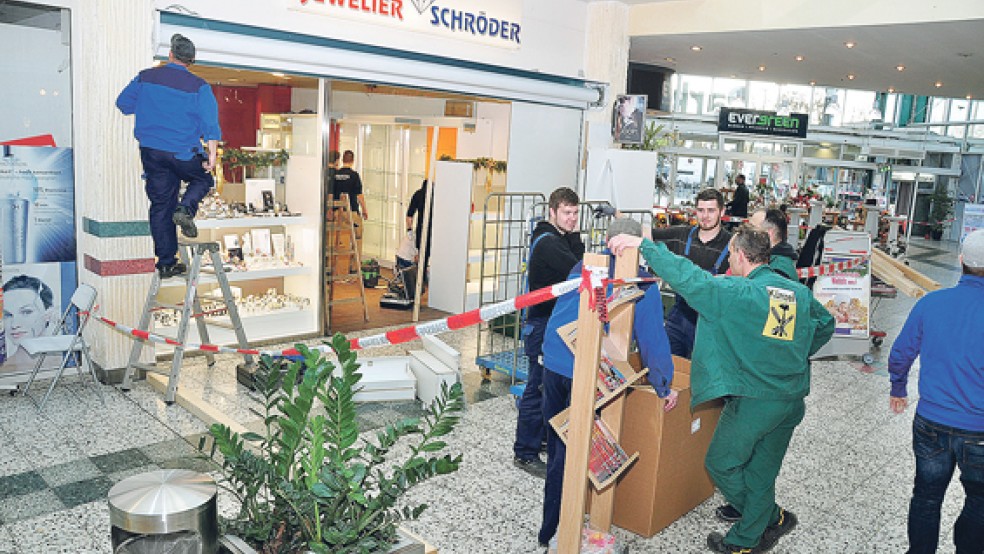 Nach dem spektakulären Einbruch in ein Juweliergeschäft im EmsPark waren Aufräumarbeiten fällig. © Foto: Wolters