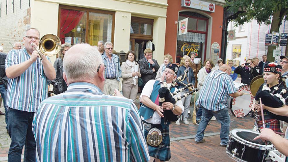 Beim Fest der Kulturen im vergangenen Jahr in der Leeraner Altstadt trafen die niederländischen »Dwarsliggers« auf die »Happy German Bagpipers«.  © Foto: privat