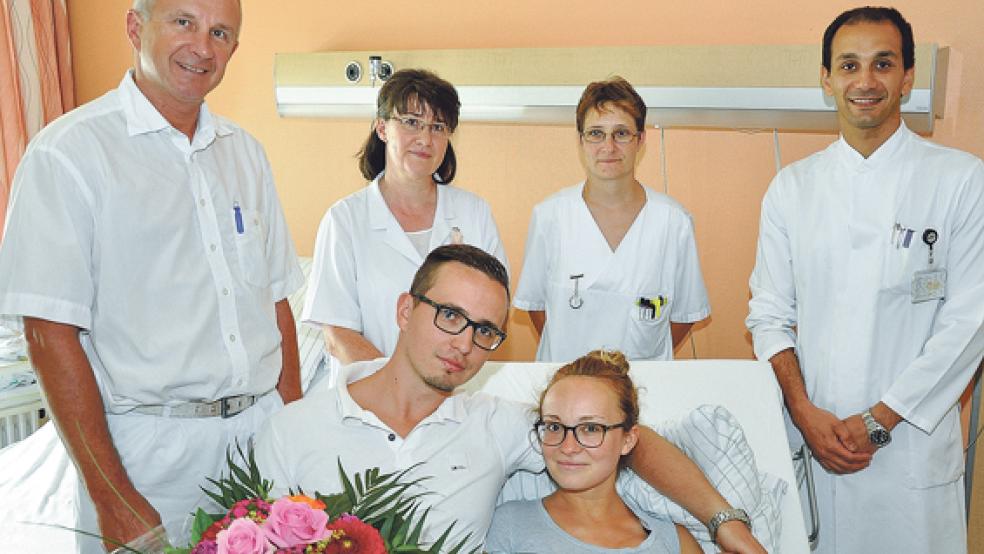 Freuen sich über die Geburt von Louis (v.l.): Dr. med. Jacek Skubis (Chefarzt der Klinik für Gynäkologie und Geburtshilfe), Marco Hartmann (Louis Vater), Neli Probst, Marion Hanke (beide Gesundheits- und Kinderkrankenschwestern), Kristina Hartmann (mit Louis im Arm) und Dr. Mohamed Nosseir (Assistenzarzt). © Foto: Klinikum Leer