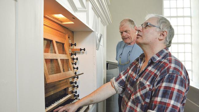 Kirche und Orgel »strahlen«
