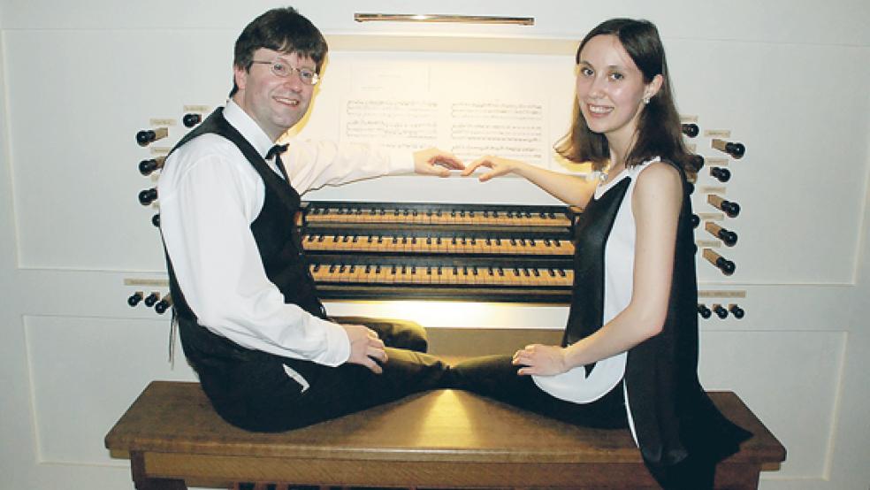 An der Schnitger & Freytag-Orgel spielen morgen Winfried Dahlke und Daria Schneiderova (Weener).  © Archivfoto: Kuper