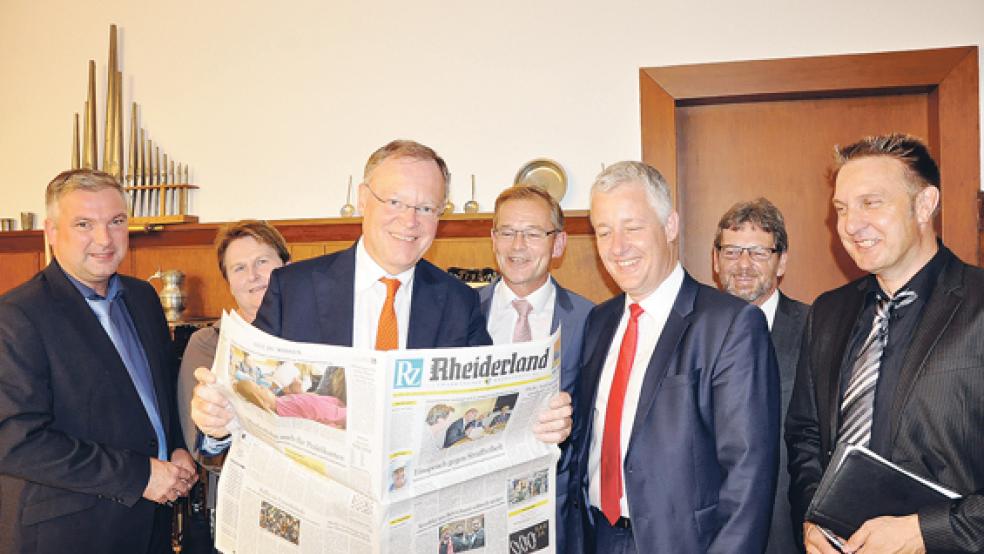 Eine SPD-Delegation um Ministerpräsident Stephan Weil (Mitte) informierte sich über die Firma Risius und die Rheiderland Zeitung: (von links) Sascha Laaken (Kreisvorsitzender), Johanne Modder (Landesfraktionschefin), Stephan Weil, RZ-Geschäftsführer Bernd Lindemann, Matthias Groote (Europaabgeordneter), Markus Paschke (Bundestagsabgeordneter) und RZ-Chefredakteur Kai-Uwe Hanken. © Foto: Boelmann