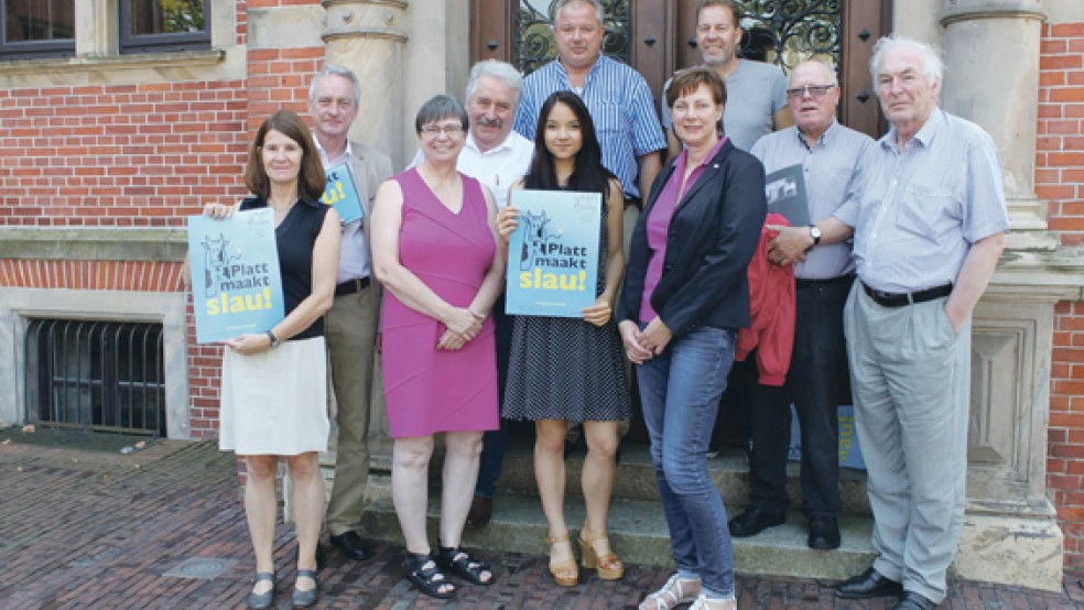 »Platt maakt slau«, wissen auch die Plattdeutschbeautragten (von rechts) Karl-Heinz de Wall (Landkreis Wittmund), Dr. Hans-Hermann Briese (Norden), Eckhard Büscher (Stadt Leer) und Artur Reents (Landkreis Leer) nebst (von links) Elke Brückmann (Plattdüütsk-Büro), Filmemacherin Hanne Klöver, Botschafterin Julia Reck und Ilse Gerdes (Plattdüütsk-Büro) sowie (von links) Landschaftsdirektor Dr. Rolf Bärenfänger und Landschaftspräsident Rico Mecklenburg. © Foto: Jürgens