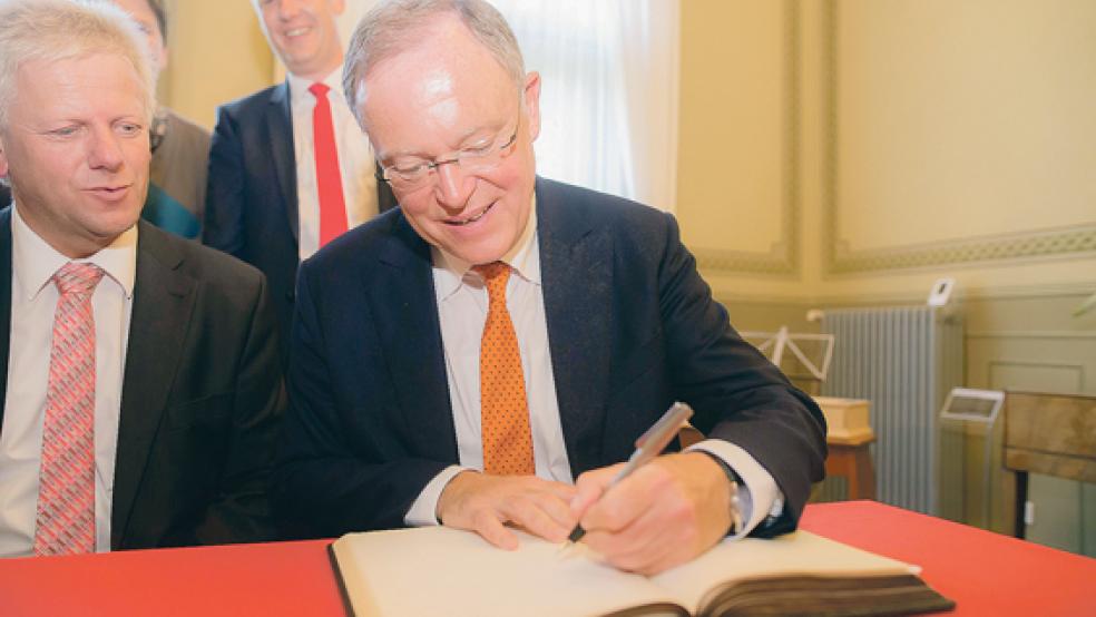 Im Organeum trug sich der Ehrengast ins Goldene Buch der Stadt ein. Bürgermeister Ludwig Sonnenberg begrüßte ihn im »Musen-Tempel« mit einer Ratsdelegation. © Fotos: Klemmer