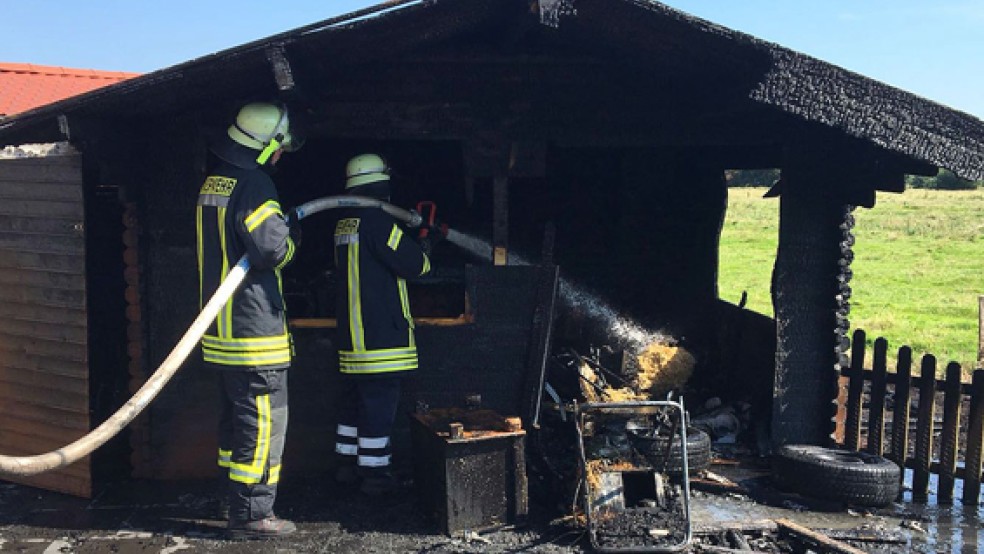 In Neermoor ist am Samstag eine Blockhütte ausgebrannt.  © Foto: Kreisfeuerwehr 