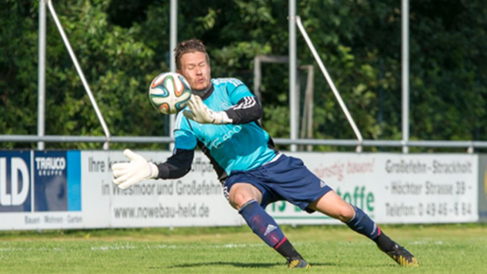 Bundes Torhüter Rick Hofkamp konnte sich in Großefehn einige Male auszeichnen. Hier wehrt er einen Torschuss ab. © Foto: Mentrup