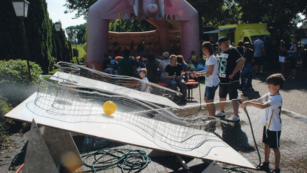 Der »Wasserball« war eine Disziplin der fünf Kinder-Spiele-Olympiade. © Fotos: Kuper