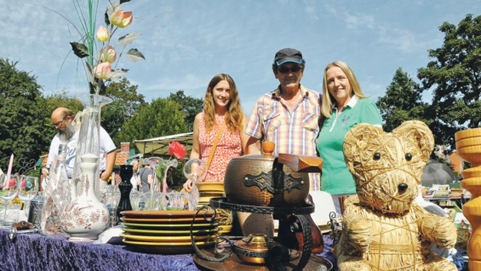 Wurden auf dem Floh- und Trödelmarkt am Samstag im Stapelmoorer Park fündig (von links): Manuela, Albert und Renate Carrasco. © Foto: Boelmann