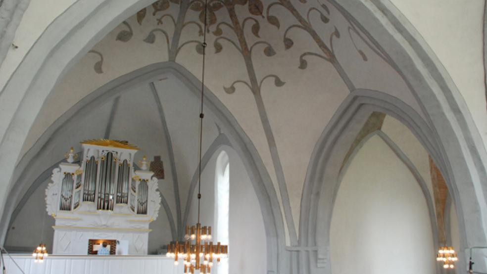 Orgel und Innenraum der Stapelmoorer Kreuzkirche strahlen nach der Restaurierung in neuem Glanz um die Wette. © Fotos: Kuper