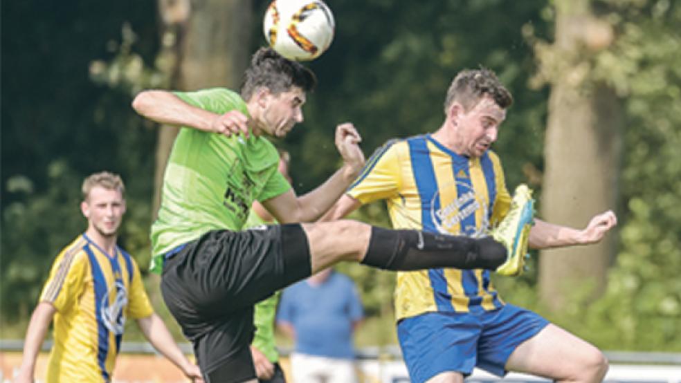 Augen zu und durch: Weder Firrels Tim Schouwer (links) noch Weeners Keno Siemens gingen am Sonntagnachmittag einem Zweikampf aus dem Wege. © Fotos: Bruins