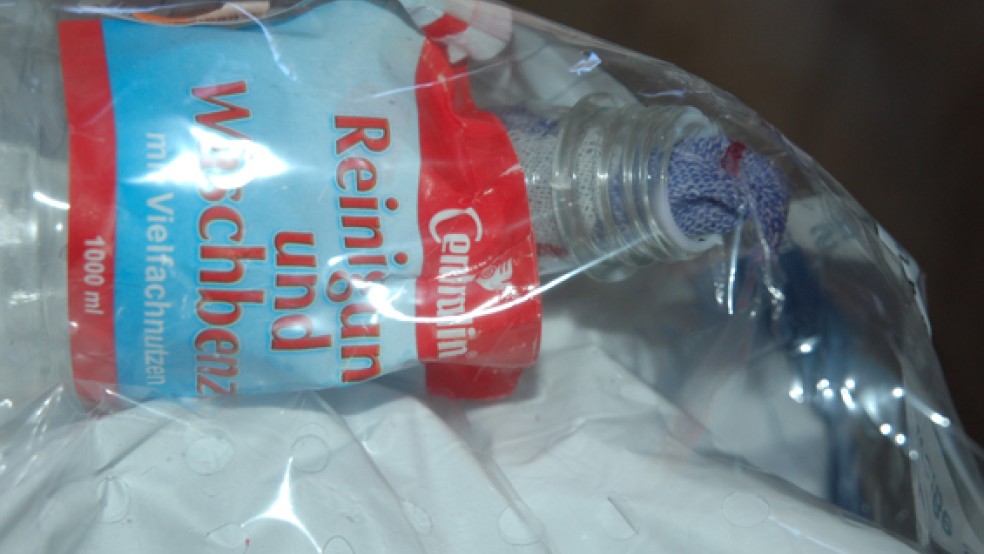 Die Polizei bittet um Hinweise zu dieser Plastikflasche mit Waschbenzin und den hinein gestopften Putzlappen. © Foto: Polizei