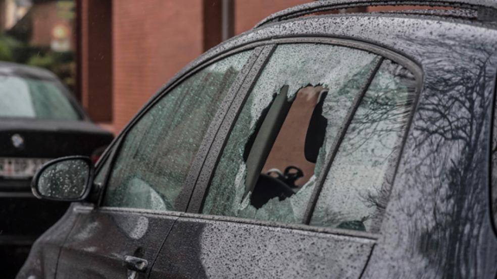 Aus einem VW Passat, der an der Mühlenstraße in Weener stand, ist eine Angelrutentasche gestohlen worden. Der Täter hatte zuvor eine Seitenscheibe zerstört. © Symbolfoto: Archiv