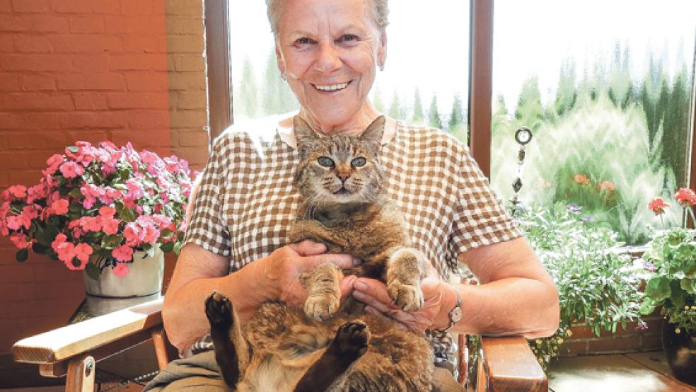 Marthel Noordmann und Katze »Nelly« sind endlich wieder vereint. Nun hört »Nelly« auch wieder auf ihre »Katzenklingel«.  © Fotos: Muising