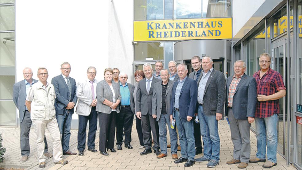 Fraktion und Stadtverband der SPD in Weener besuchten gestern zusammen mit der SPD-Landtagsabgeordneten Johanne Modder und Landratskandidat Matthias Groote das Krankenhaus Rheiderland. Klinikum-Geschäftsführer Holger Glienke (Vierter von links) begrüßte die SPD-Delegation. © Foto: Hoegen