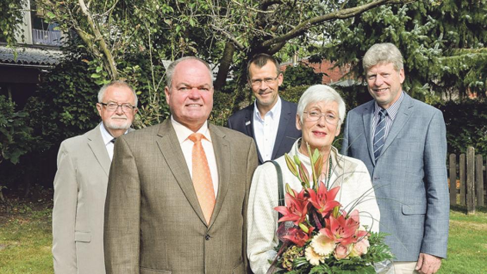 Peter und Iris Pfaff (im Vordergrund) haben die Leitung der VHS-Außenstelle in Jemgum übernommen. Ihnen gratulierten (von links) Jörg Furch (VHS-Vorstandsvorsitzender), Detlev Maaß (VHS-Leiter) und Bürgermeister Johann Tempel.  © Foto: Boelmann