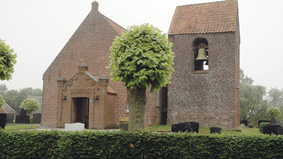 Die evangelisch-reformierte Kirche in Critzum wird für die Aktion komplett abgeriegelt und überwacht. © Foto: Szyska