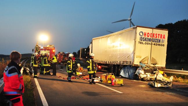 Corsa rast in Sattelzug: Fahrer tot