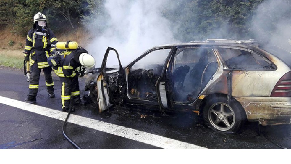 Feuer im Motorraum: Ein Mercedes ist heute Mittag gegen 13 Uhr auf der Autobahn 28 in komplett ausgebrannt. Der Autofahrer wurde nicht verletzt.  © Foto: Kreisfeuerwehr 