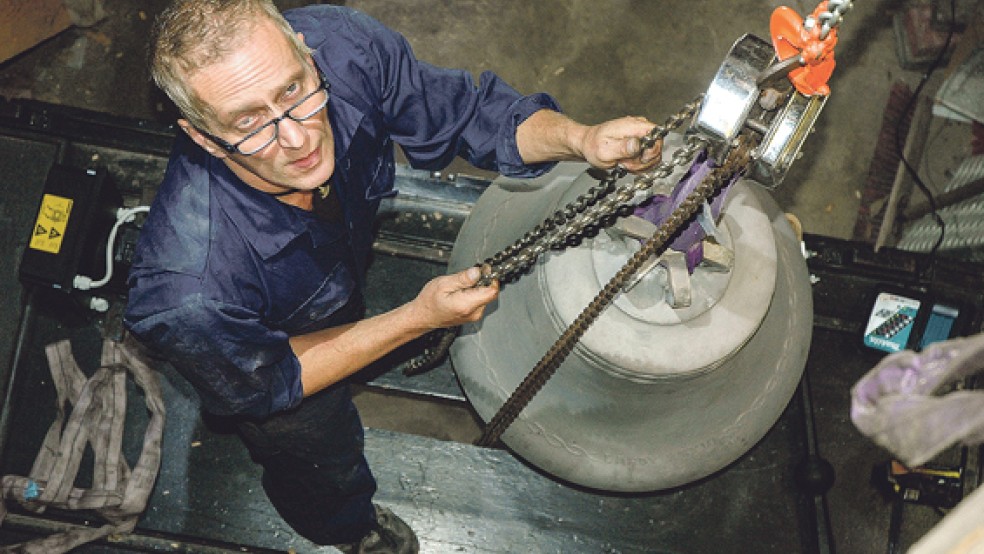 Glockengießer Simon Laudy aus dem niederländischen Finsterwolde (im Bild) und sein Mitarbeiter Merijn Klugkist zogen die neue Glocke gestern mit Hilfe von Stahlketten an ihren Platz im Turm der lutherischen Matthäikirche in Bingum. © Foto: Szyska