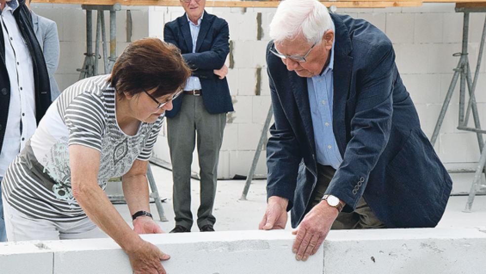 Symbolische Grundsteinlegung: Der Vereinsvorsitzende Jan-Dieter van Hoorn (rechts) und seine Stellvertreterin Jantien Vennegeerts mauerten gestern eine Zeitkapsel in den Rohbau am Bunder Klei ein. © Foto: Zuidema
