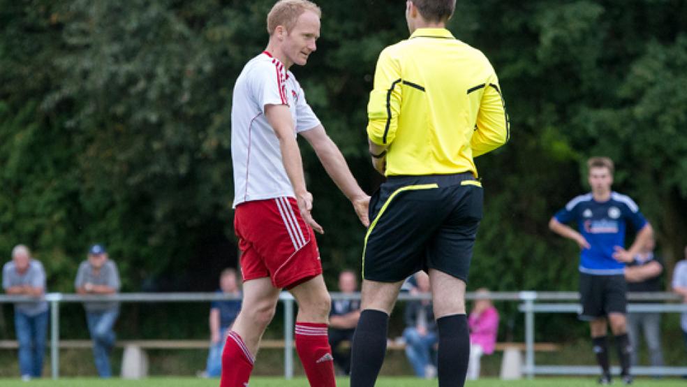 Gesprächsbedarf hatte Jemgums Matthias Giertz nach seinem Platzverweis, den er nicht nachvollziehen konnte. © Foto: Mentrup