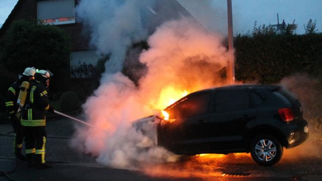 VW Polo brennt in Holthusen aus