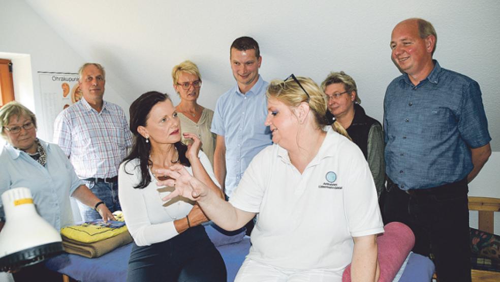 Nicht nur Gitta Connemann (sitzend links) war beeindruckt von den Ausführungen der Heilpraktikerin Birgit Lübbermann-Gabriel (sitzend rechts), auch ihre CDU-Kollegen Ina Penon (von links), Ewald Aeissen, Maria Frieling, Heiko Berlin, Annemarie Tuitjer und Detert Gruis waren erstaunt welche Bedeutung die Bunder Naturheilpraxis hat. ,  © Foto: Himstedt
