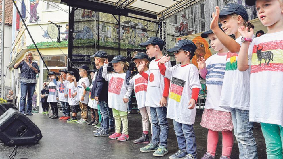 Für einen bunten Auftakt des »Festes der Kulturen« sorgten diese Kindergarten-Kinder, die die Gäste von der Bühne aus in 14 Sprachen begrüßten. © Foto: Wolters