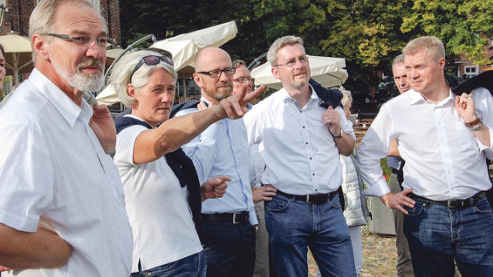 Besuch in der Altstadt: Von links der CDU-Kreistagsabgeordnete Eckart Schulte, CDU-Stadtverbandsvorsitzende Ursel Nimmrich, Generalsekretär Peter Tauber, Landratskandidat Dirk Lüerßen und Landtagsabgeordneter Ulf Thiele. © Foto: Hoegen