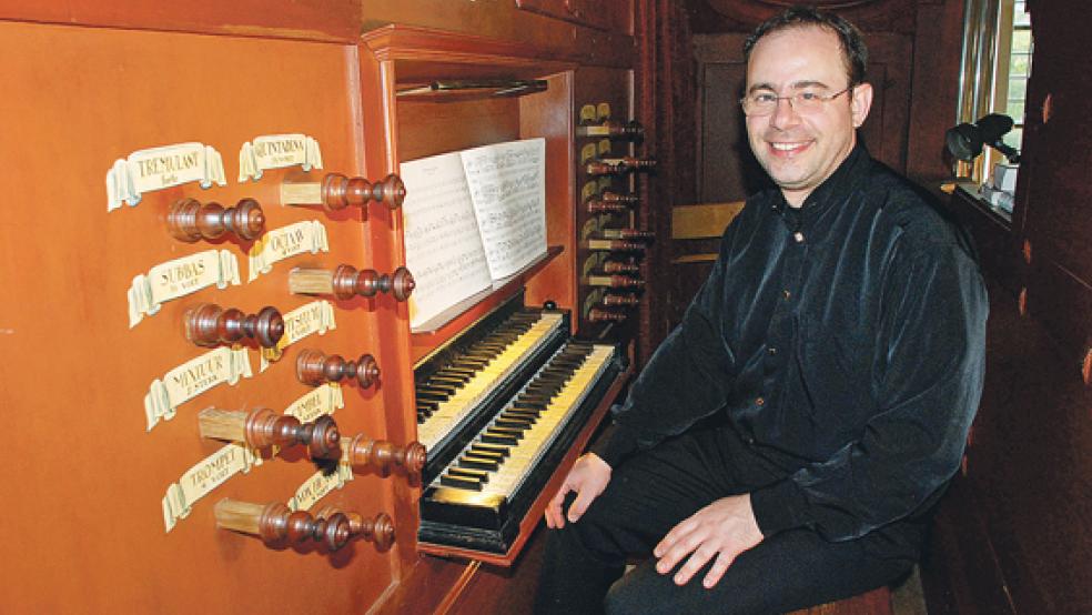 Stephan Leuthold ist seit 2014 Domorganist in Bremen - am Sonntag spielte er in Weener. © Foto: Kuper