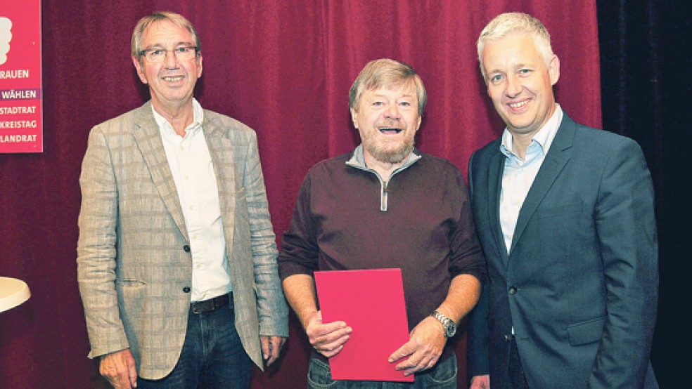 Für seine 40-jährige Parteimitgliedschaft wurde Bernard Meyer (Mitte) vom SPD-Europaabgeordneten Matthias Groote (rechts) und vom Bingumer Ortsvereinsvorsitzenden Heinz Dieter Schmidt geehrt. © Foto: Wolters