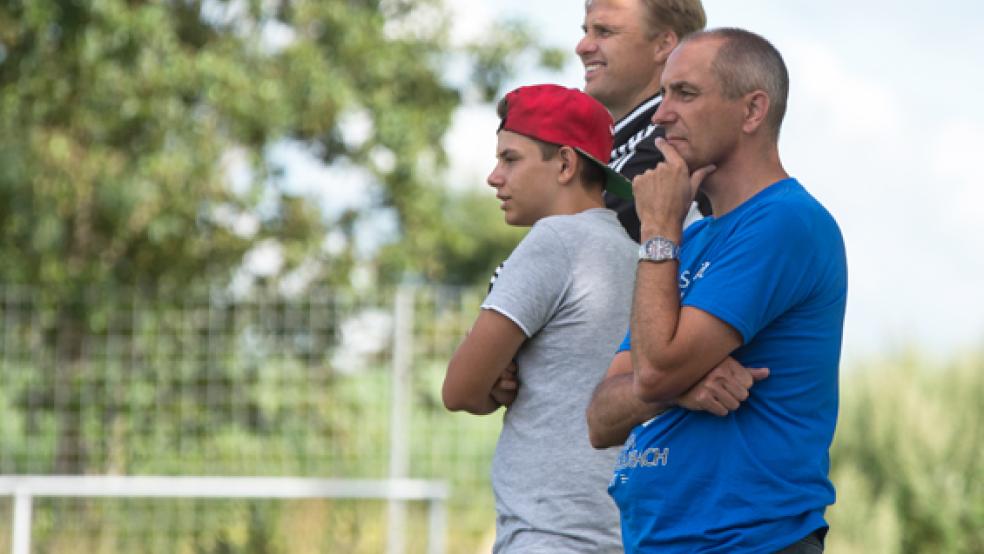 Nachdenklich: Ditzums Trainer Michael Hartema (vorn) musste mit seinem Team die dritte Niederlage hinnehmen. Dabei machte seine Mannschaft gegen Collinghorst/Rajen III kein schlechtes Spiel. © Foto: Mentrup