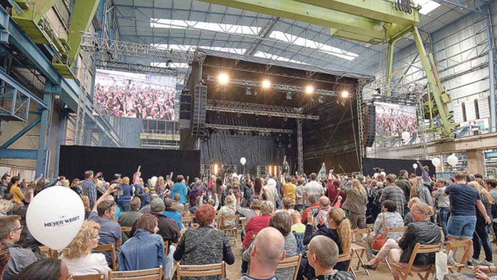 Das überdachte Baudock der Meyer Werft diente als Veranstaltungsraum für das bunte Familienfest. © Foto: Meyer Werft