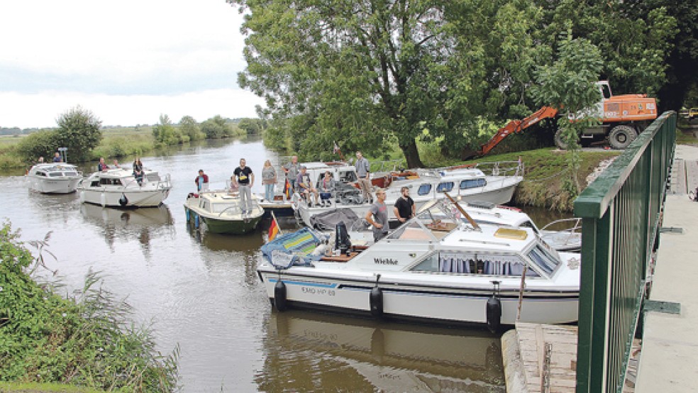 Hier geht es nicht weiter! Die neue Brücke über das Alte Greetsieler Sieltief bei Longewehr ist zu niedrig. © Foto: Gerken