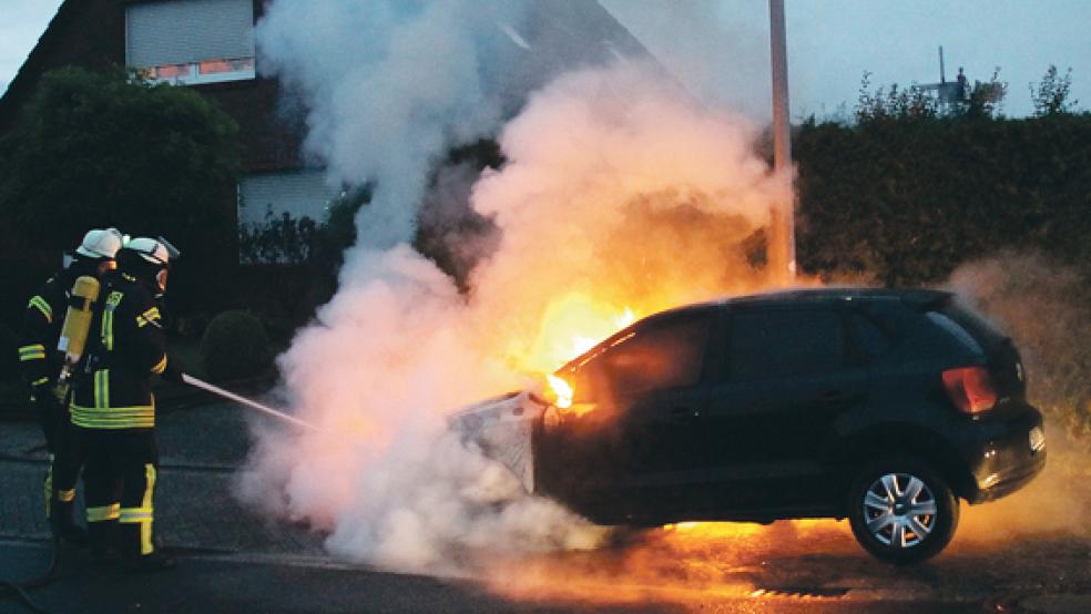 VW Polo in Flammen: Der Kleinwagen, von dem am Sonntagmorgen am Kapellenweg in Holthusen nur ein Wrack übrig blieb, wurde nach dem derzeitigen Stand der Ermittlungen von einem unbekannten Täter in Brand gesetzt. © Foto: Rand (Feuerwehr)