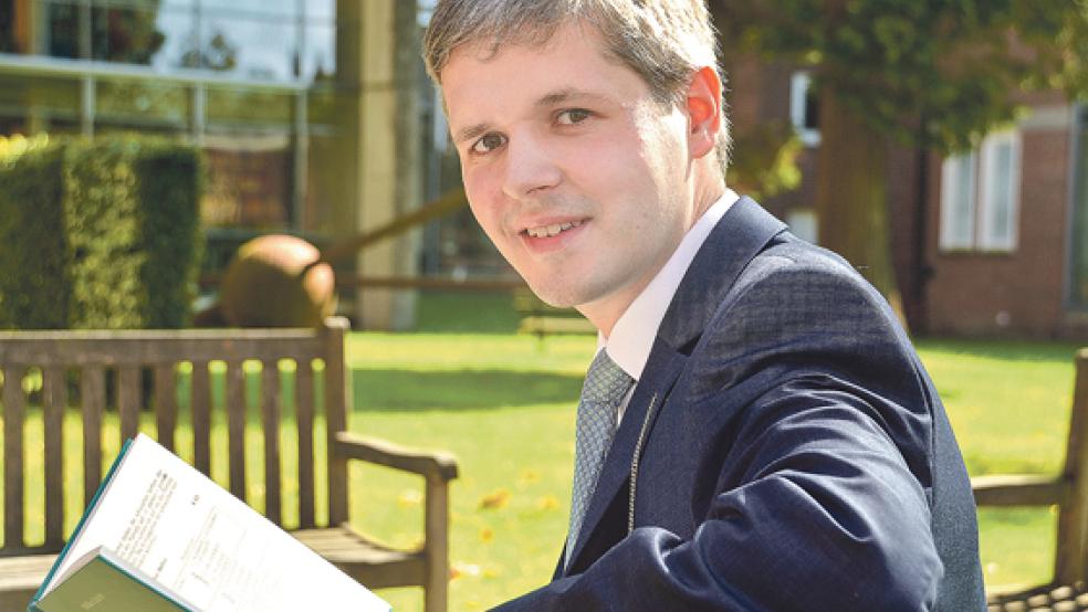 Der gebürtige Warsingsfehntjer Wilko Lücht hat eine plattdeusche Grammatik verfasst. © Foto: Former